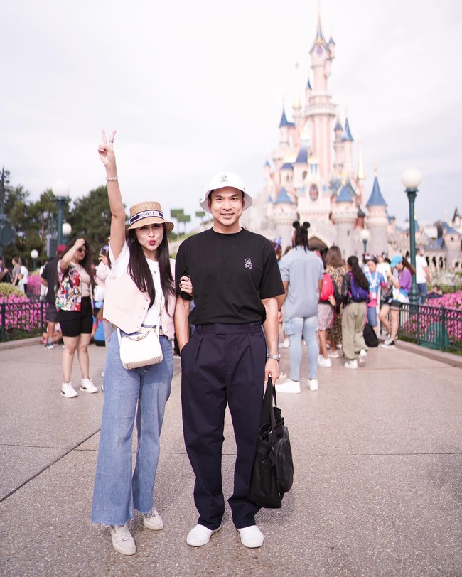 Rumah tangga pasangan yang sudah dikaruniai dua anak ini terbilang jauh dari gosip tak sedap. Keduanya tampak selalu harmonis. Foto: Instagram @sandradewi88