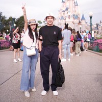 Rumah tangga pasangan yang sudah dikaruniai dua anak ini terbilang jauh dari gosip tak sedap. Keduanya tampak selalu harmonis. Foto: Instagram @sandradewi88