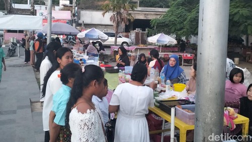 Sejumlah umat Kristen di Labuan Bajo berburu takjil di Kampung Ujung usai merayakan misa Kamis Putih di gereja.