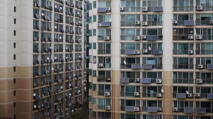 Solar panels are installed at an apartment complex in Seoul, South Korea, March 28, 2024. REUTERS/Kim Hong-Ji
