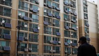 Namun bagi penghuni Apartemen Hongneung Donbu, sebuah kompleks apartemen di distrik Dongdaemun Seoul, panel surya telah mengurangi biaya pemeliharaan secara signifikan. Hongneung Dongbu adalah salah satu dari 100 “desa mandiri energi” di Seoul, yang merupakan kompleks apartemen atau komunitas perumahan di mana penduduknya menggunakan teknologi energi terbarukan, termasuk panel surya, dengan dukungan keuangan dari Pemerintah Metropolitan Seoul.