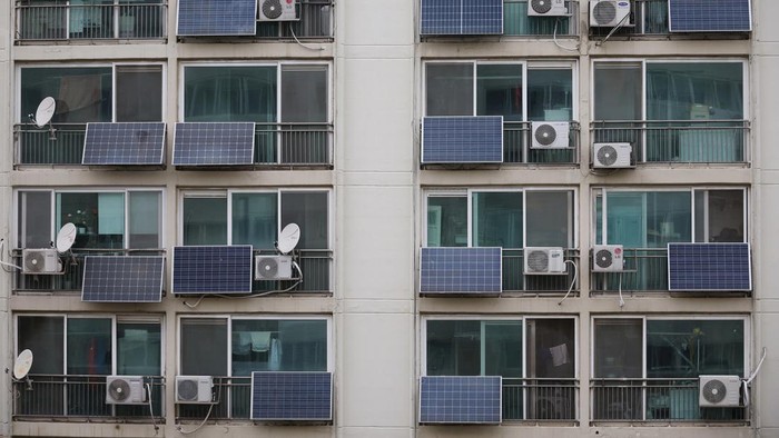 Solar panels are installed at an apartment complex in Seoul, South Korea, March 28, 2024. REUTERS/Kim Hong-Ji