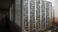 Panel surya dipasang di sebuah kompleks apartemen di Seoul, Korea Selatan, Kamis (28/3/2024). Selama beberapa tahun terakhir, banyak kompleks apartemen di Seoul sudah mulai menggunakan panel surya dan lampu LED, yang memungkinkan mereka mengurangi sejumlah besar biaya pemeliharaan bulanan.