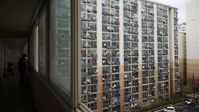 Setiap Unit di Apartemen Seoul Ini Pakai Panel Surya, Hemat Tagihan Listrik Solar panels are installed at an apartment complex in Seoul, South Korea, March 28, 2024. REUTERS/Kim Hong-Ji