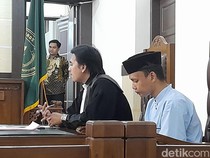 Tangisan Ibu Minta Hakim Ringankan Hukuman Adik Bunuh Kakak di Maros