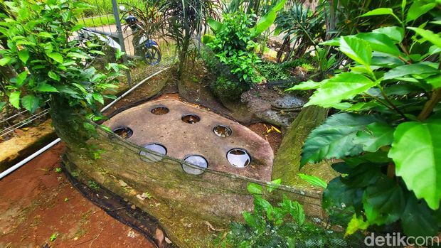 Situs Salak Datar di Desa Cimaja, lokasinya tersembunyi diantara permukman warga dan area perbukitan kawasan TNG Halimun-Salak