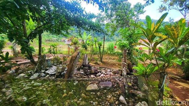 Situs Salak Datar di Desa Cimaja, lokasinya tersembunyi diantara permukman warga dan area perbukitan kawasan TNG Halimun-Salak