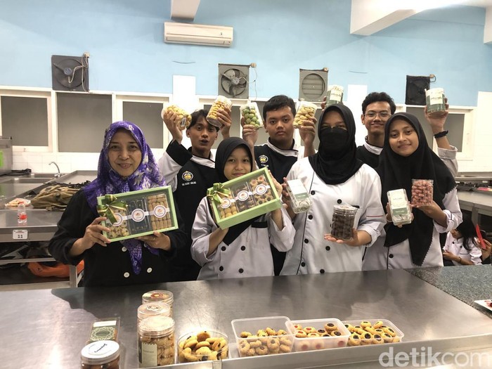 Siswa SMKN 3 Malang banjir pesanan kue kering jelang Lebaran