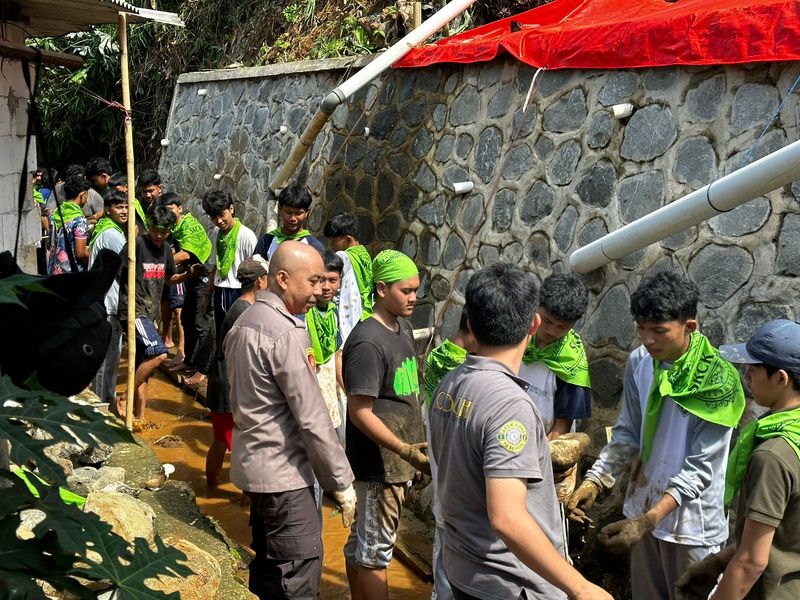 Siswa yang dibina dalam program SKCK Goes to School membantu penanganan longsor di Bogor.