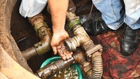 Petugas menguras tangki pendam BBM yang tercampur air di SPBU Jalan Ir Juanda, Bekasi, Jawa Barat, Kamis (28/3/2024).
