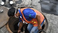 Usai penetapan tiga tersangka yang mencampur bensin dengan air oleh pihak berwajib, pengelola SPBU terus berusaha membersihkan tangki penyimpanan bensin yang tercampur air.