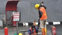 Pembersihan ini membuat layanan operasi penjualan BBM dihentikan sementara.