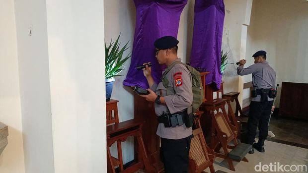 Personel Detasemen Gegana Brimob Polda DIY melakukan sterilisasi di Gereja Santo Antonius Kotabaru Kota Jogja, Kamis (28/3/2024).