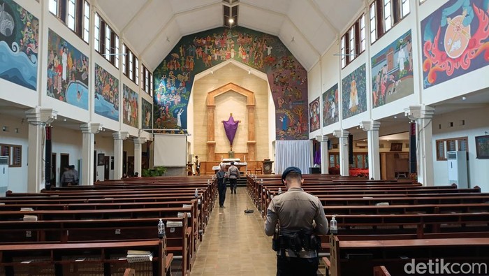 Personel Detasemen Gegana Brimob Polda DIY melakukan sterilisasi di Gereja Santo Antonius Kotabaru Kota Jogja, Kamis (28/3/2024).