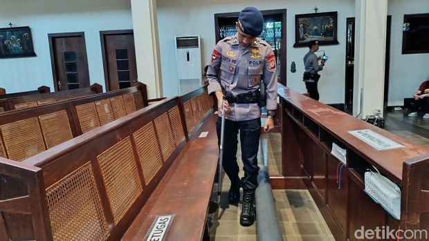 Personel Detasemen Gegana Brimob Polda DIY melakukan sterilisasi di Gereja Santo Antonius Kotabaru Kota Jogja, Kamis (28/3/2024).