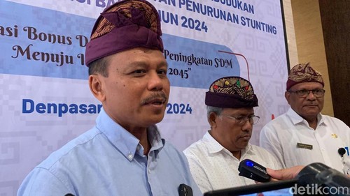 Sekda Bali Dewa Made Indra (kiri) didampingi Inspektur Utama BKKBN Ari Dwikora Tono dan Kepala Perwakilan BKKBN Provinsi Bali Sarles Brabar, Kamis (28/3/2024) di Denpasar.