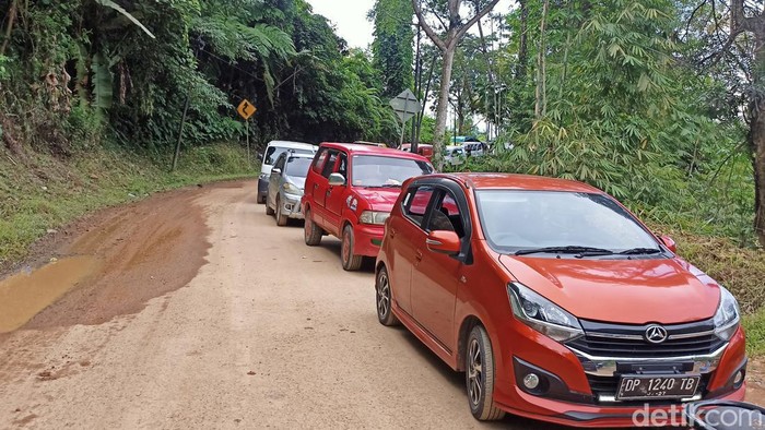 Poros Palopo-Toraja di Wara Barat Macet 2 Km Imbas Proyek Pelebaran Jalan