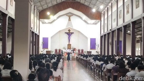 Suasana Misa Kamis Putih di Gereja Paroki Roh Kudus Labuan Bajo, Kamis (28/3/2024).
