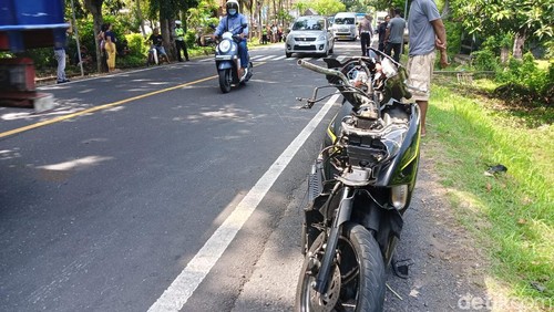 Polisi melakukan olah TKP lokasi kecelakaan yang menewaskan karyawan BUMN di jalur tengkorak Denpasar-Gilimanuk, Kamis (28/3/2024). (I Putu Adi Budiastrawan/detikBali).
