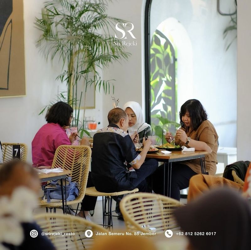 Tempat bukber di Jember: Sri Rejeki Resto Jember.