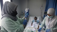 Hingga pagi ini, Kamis (28/3) jam 08.00 di RSUD Tamansari Jakarta Barat ada 12 kasus di rawat: 7 kasus anak dan 5 kasus dewasa. 1 Kasus dewasa diantaranya dirawat di ICU, 4 kasus lainnya di ruang ranap biasa.