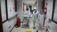Tenaga kesehatan melakukan perawatan pasien demam berdarah dengue (DBD) di RSUD Tamansari, Jakarta Barat, Kamis (28/3/2024).