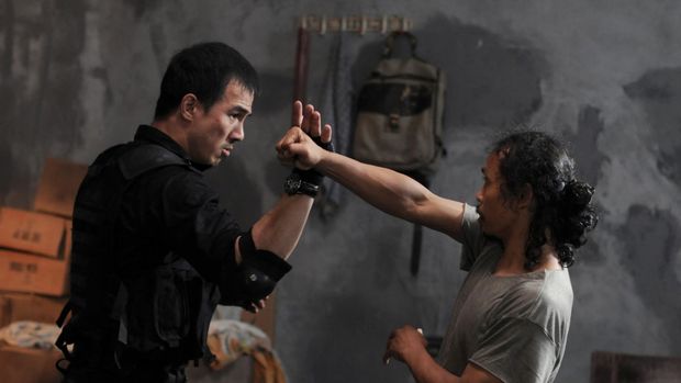 Cuplikan adegan dalam film The Raid (2011).