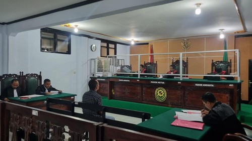 Terdakwa TPPO Leonardus Jangkur  dituntut enam tahun penjara dan denda Rp 350 juta dalam sidang yang digelar di PN Ruteng, Manggarai, NTT, Rabu (27/3/2024). (Dok. Kejari Manggarai)
