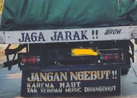 Tulisan nyeleneh di belakang truk ini benar-benar di luar nurul dan nggak habis fikri. Kreatif banget!