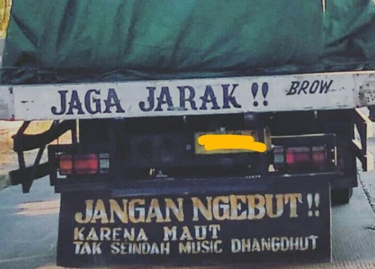 Tulisan nyeleneh di belakang truk ini benar-benar di luar nurul dan nggak habis fikri. Kreatif banget!