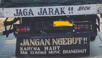 Tulisan nyeleneh di belakang truk ini benar-benar di luar nurul dan nggak habis fikri. Kreatif banget!