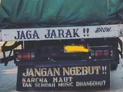 Tulisan Lucu di Belakang Truk, Mana Tahu Jumpa Saat Mudik