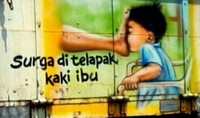 Tulisan nyeleneh di belakang truk ini benar-benar di luar nurul dan nggak habis fikri. Kreatif banget!