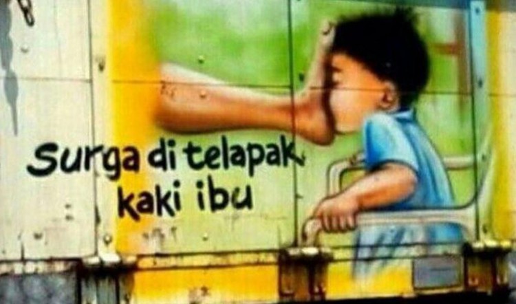 Tulisan nyeleneh di belakang truk ini benar-benar di luar nurul dan nggak habis fikri. Kreatif banget!