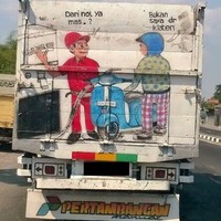 Tulisan nyeleneh di belakang truk ini benar-benar di luar nurul dan nggak habis fikri. Kreatif banget!