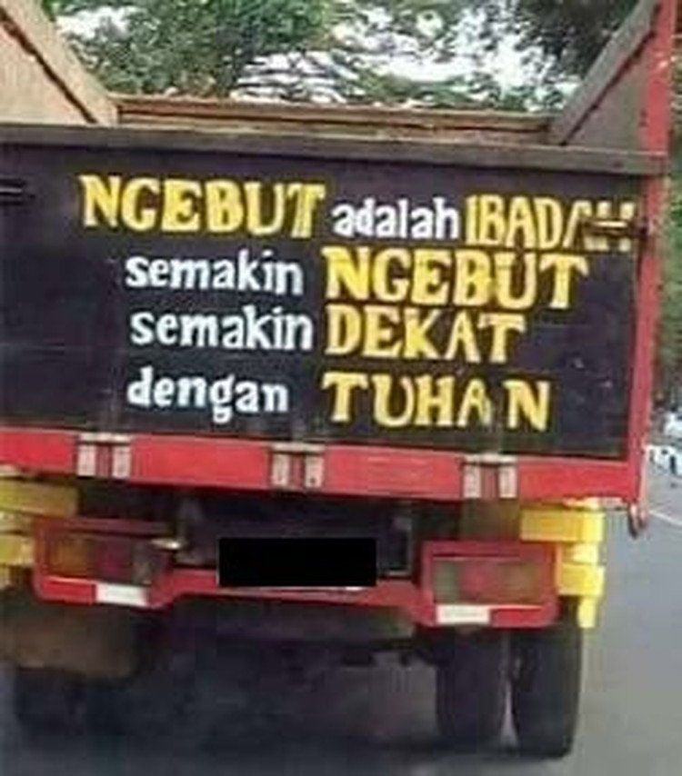 Tulisan nyeleneh di belakang truk ini benar-benar di luar nurul dan nggak habis fikri. Kreatif banget!