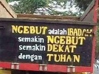 Tulisan nyeleneh di belakang truk ini benar-benar di luar nurul dan nggak habis fikri. Kreatif banget!