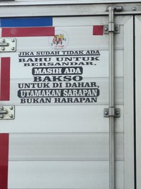 Tulisan nyeleneh di belakang truk ini benar-benar di luar nurul dan nggak habis fikri. Kreatif banget!