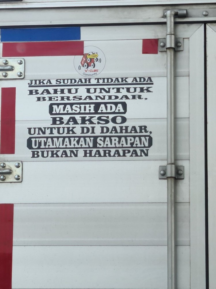 Tulisan Kocak di Belakang Truk, Nggak Habis Fikri Tulisan nyeleneh di belakang truk ini benar-benar di luar nurul dan nggak habis fikri. Kreatif banget!