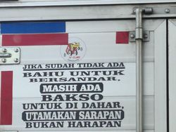 Tulisan Lucu di Belakang Truk, Mana Tahu Jumpa Saat Mudik
