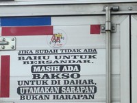 Tulisan nyeleneh di belakang truk ini benar-benar di luar nurul dan nggak habis fikri. Kreatif banget!