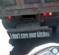 Tulisan nyeleneh di belakang truk ini benar-benar di luar nurul dan nggak habis fikri. Kreatif banget!