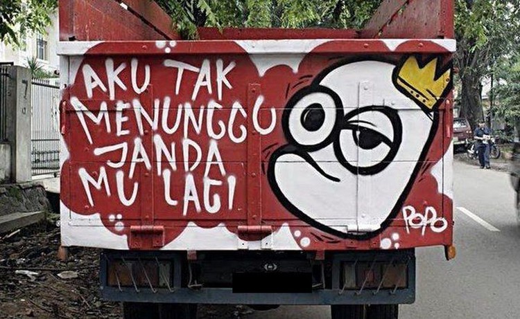 Tulisan Kocak di Belakang Truk, Nggak Habis Fikri Tulisan nyeleneh di belakang truk ini benar-benar di luar nurul dan nggak habis fikri. Kreatif banget!