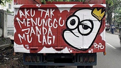 Tulisan Lucu di Belakang Truk, Mana Tahu Jumpa Saat Mudik