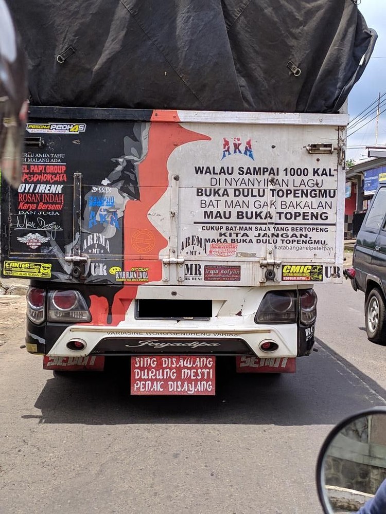 Tulisan nyeleneh di belakang truk ini benar-benar di luar nurul dan nggak habis fikri. Kreatif banget!