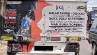 Tulisan nyeleneh di belakang truk ini benar-benar di luar nurul dan nggak habis fikri. Kreatif banget!
