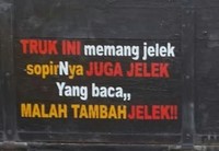 Tulisan nyeleneh di belakang truk ini benar-benar di luar nurul dan nggak habis fikri. Kreatif banget!