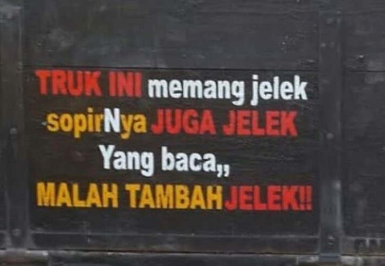 Tulisan nyeleneh di belakang truk ini benar-benar di luar nurul dan nggak habis fikri. Kreatif banget!