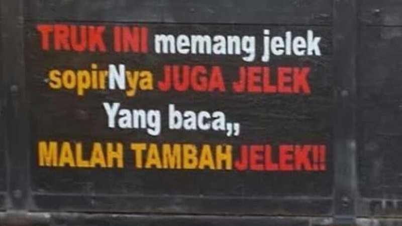 Tulisan nyeleneh di belakang truk ini benar-benar di luar nurul dan nggak habis fikri. Kreatif banget!