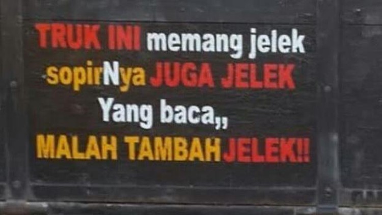 Tulisan Kocak di Belakang Truk, Nggak Habis Fikri Tulisan nyeleneh di belakang truk ini benar-benar di luar nurul dan nggak habis fikri. Kreatif banget!